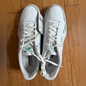 NWT- Reebok White Sneakers, Green Heel Accent. Ortholite inserts, memory tech